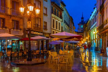 Oviedo, İspanya, 11 Haziran 2022: İspanya 'nın Oviedo kentindeki bir caddenin gece manzarası.