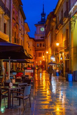 Oviedo, İspanya, 11 Haziran 2022: İspanya 'nın Oviedo kentindeki bir caddenin gece manzarası.
