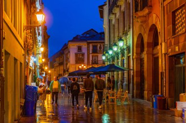 Oviedo, İspanya, 11 Haziran 2022: İspanya 'nın Oviedo kentindeki bir caddenin gece manzarası.