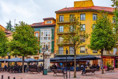 Oviedo, İspanya, 11 Haziran 2022: İspanya 'nın Oviedo kentindeki bir sokakta gezinen insanlar.