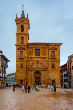 Oviedo, İspanya, 11 Haziran 2022: İspanya 'nın Oviedo şehrinde Iglesia de San Isidoro el Real' den geçen insanlar.