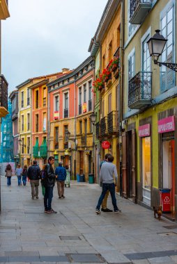 Oviedo, İspanya, 11 Haziran 2022: İspanya 'nın Oviedo kentindeki bir sokakta gezinen insanlar.