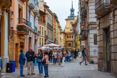 Oviedo, İspanya, 11 Haziran 2022: İspanya 'nın Oviedo kentindeki bir sokakta gezinen insanlar.