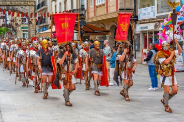 Lugo, İspanya, 11 Haziran 2022: Roma askerleri İspanya 'nın eski Lugo kentinde yürüyorlar..