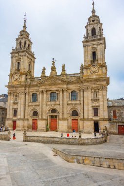 Lugo, İspanya, 11 Haziran 2022: İnsanlar Lugo, İspanya 'daki katedralin önünde geziniyor.