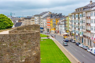 Lugo, İspanya, 11 Haziran 2022: Roma duvarı İspanya 'nın Lugo kentinin etrafını sardı.