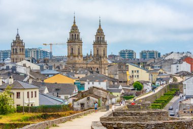 Lugo, İspanya, 11 Haziran 2022: Lugo 'daki katedral İspanya' nın Roma duvarından izlendi.