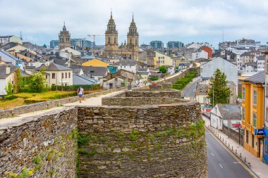 Lugo, İspanya, 11 Haziran 2022: Lugo 'daki katedral İspanya' nın Roma duvarından izlendi.