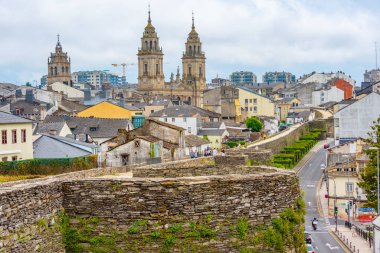 Lugo, İspanya, 11 Haziran 2022: Lugo 'daki katedral İspanya' nın Roma duvarından izlendi.