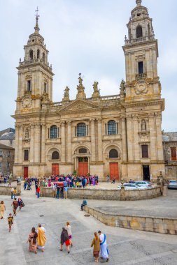 Lugo, İspanya, 11 Haziran 2022: İnsanlar Lugo, İspanya 'daki katedralin önünde geziniyor.
