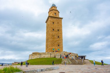 Bir Coruna, İspanya, 11 Haziran 2022: İspanyol kasabası A Coruna 'daki Herkül Deniz Feneri Kulesi.