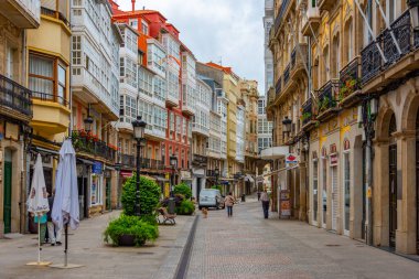 A Coruna, İspanya, 11 Haziran 2022: A Coruna, İspanya 'daki Dar Sokak.