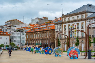 A Coruna, İspanya, 11 Haziran 2022: A Coruna, İspanya 'daki deniz kenarındaki gezinti alanı.