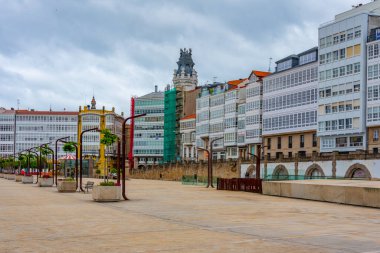 A Coruna, İspanya, 11 Haziran 2022: A Coruna, İspanya 'daki deniz kenarındaki gezinti alanı.