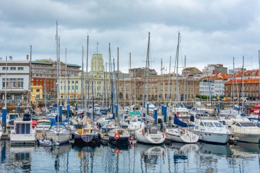A Coruna, İspanya, 11 Haziran 2022: A Coruna, İspanya 'daki deniz kenarındaki gezinti alanı.