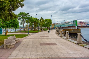 A Coruna, İspanya, 11 Haziran 2022: A Coruna, İspanya 'daki deniz kenarındaki gezinti alanı.