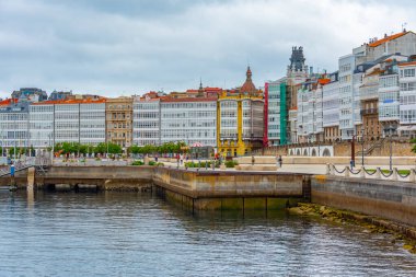 A Coruna, İspanya, 11 Haziran 2022: A Coruna, İspanya 'daki deniz kenarındaki gezinti alanı.