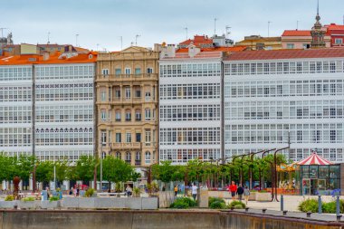 A Coruna, İspanya, 11 Haziran 2022: A Coruna, İspanya 'daki deniz kenarındaki gezinti alanı.