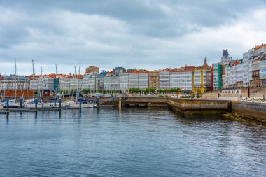 A Coruna, İspanya, 11 Haziran 2022: A Coruna, İspanya 'daki deniz kenarındaki gezinti alanı.