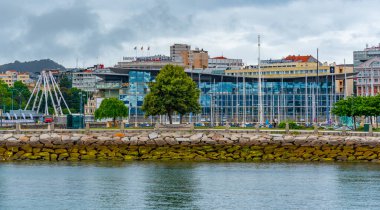 A Coruna, İspanya, 11 Haziran 2022: A Coruna, İspanya 'daki deniz kenarındaki gezinti alanı.