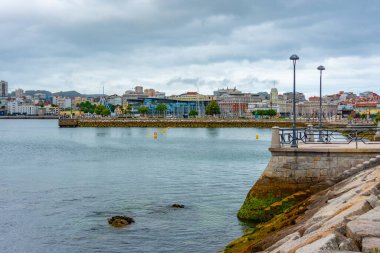 A Coruna, İspanya, 11 Haziran 2022: A Coruna, İspanya 'daki deniz kenarındaki gezinti alanı.