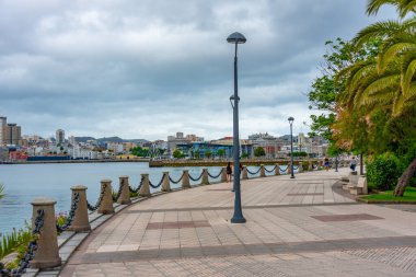 A Coruna, İspanya, 11 Haziran 2022: A Coruna, İspanya 'daki deniz kenarındaki gezinti alanı.