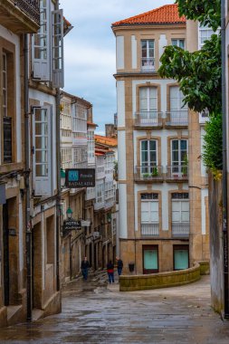 Santiago de Compostela, İspanya, 11 Haziran 2022: İspanya 'nın eski Santiago de Compostela kasabasındaki Dar Sokak.