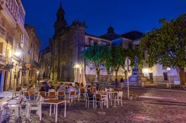 Santiago de Compostela, İspanya, 10 Haziran 2022: Santiago de Compostela, İspanya 'daki Praza de Mazarelos meydanının gece manzarası.