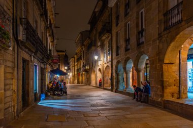 Santiago de Compostela, İspanya, 10 Haziran 2022: İspanya 'nın eski Santiago de Compostela kentindeki bir caddenin gece manzarası.