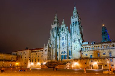 Santiago de Compostela, İspanya, 10 Haziran 2022: Santiago de Compostela Katedrali 'nin gece manzarası.