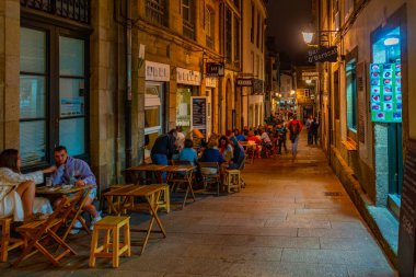 Santiago de Compostela, İspanya, 10 Haziran 2022: İspanya 'nın eski Santiago de Compostela kentindeki bir caddenin gece manzarası.