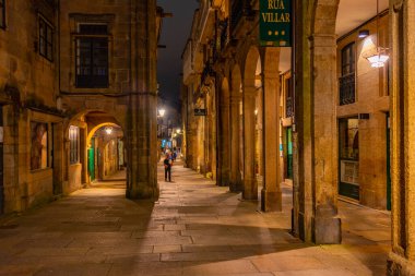Santiago de Compostela, İspanya, 10 Haziran 2022: İspanya 'nın eski Santiago de Compostela kentindeki bir caddenin gece manzarası.