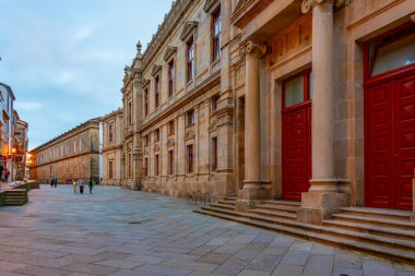 Santiago de Compostela, İspanya, 10 Haziran 2022: İspanya 'nın eski Santiago de Compostela kentindeki bir sokağın gün batımı manzarası.