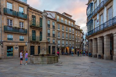 Santiago de Compostela, İspanya, 10 Haziran 2022: İspanya 'nın eski Santiago de Compostela kentindeki bir sokağın gün batımı manzarası.