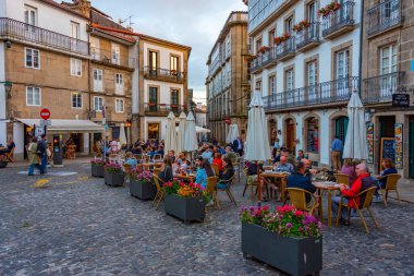 Santiago de Compostela, İspanya, 10 Haziran 2022: İspanya 'nın eski Santiago de Compostela kentindeki bir sokağın gün batımı manzarası.