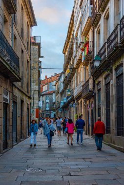 Santiago de Compostela, İspanya, 10 Haziran 2022: İspanya 'nın eski Santiago de Compostela kentindeki bir sokağın gün batımı manzarası.