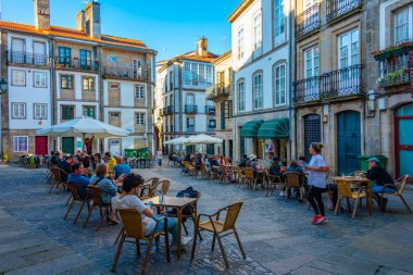 Santiago de Compostela, İspanya, 10 Haziran 2022: İspanya 'nın eski Santiago de Compostela kentindeki bir caddenin görüntüsü.