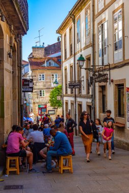Santiago de Compostela, İspanya, 10 Haziran 2022: İspanya 'nın eski Santiago de Compostela kentindeki bir caddenin görüntüsü.