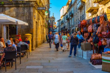 Santiago de Compostela, İspanya, 10 Haziran 2022: İspanya 'nın eski Santiago de Compostela kentindeki bir caddenin görüntüsü.