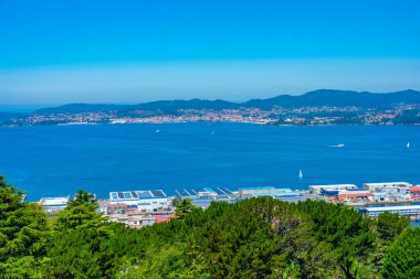 Vigo, İspanya, 10 Haziran 2022: İspanyol Vigo kasabasındaki liman manzarası.