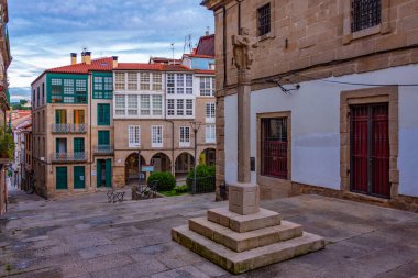 Ourense, İspanya, 10 Haziran 2022: Ourense, İspanya 'da bir caddenin gün doğumu manzarası.