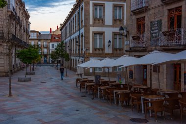 Ourense, İspanya, 10 Haziran 2022: Ourense, İspanya 'da bir caddenin gün doğumu manzarası.