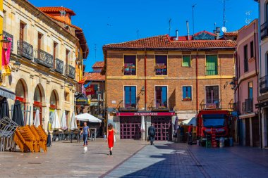 Leon, İspanya, 9 Haziran 2022: Eski İspanya 'nın Leon kentindeki dar bir caddenin görüntüsü.