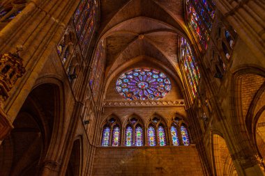 Leon, İspanya, 9 Haziran 2022 İspanya 'nın Leon kasabasındaki Katedral' in İçi.