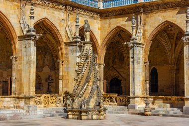 Leon, İspanya, 9 Haziran 2022 İspanya 'nın Leon kasabasındaki Katedral' in İçi.