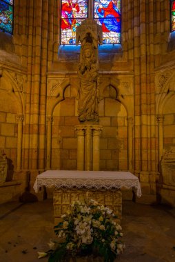 Leon, İspanya, 9 Haziran 2022 İspanya 'nın Leon kasabasındaki Katedral' in İçi.