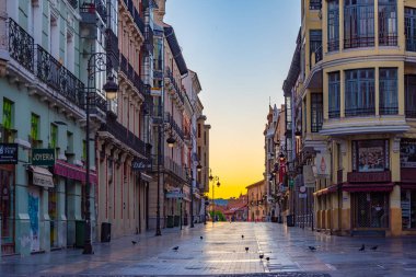 Leon, İspanya, 9 Haziran 2022: Eski Leon, İspanya 'daki bir sokağın gün doğumu manzarası.