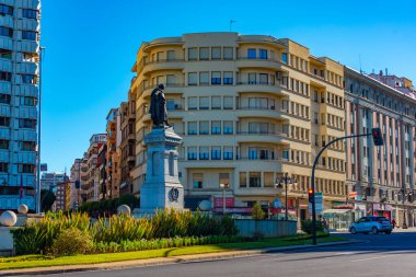 Leon, İspanya, 9 Haziran 2022: Eski İspanya 'nın Leon kentindeki dar bir caddenin görüntüsü.