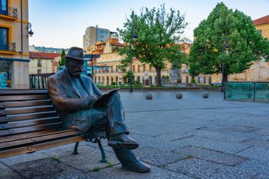 Leon, İspanya, 9 Haziran 2022: Leon İspanya 'da Antoni Gaudi heykeli