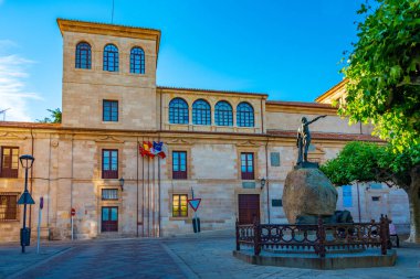 Zamora, İspanya, 8 Haziran 2022: İspanya Zamora belediye binası manzarası.